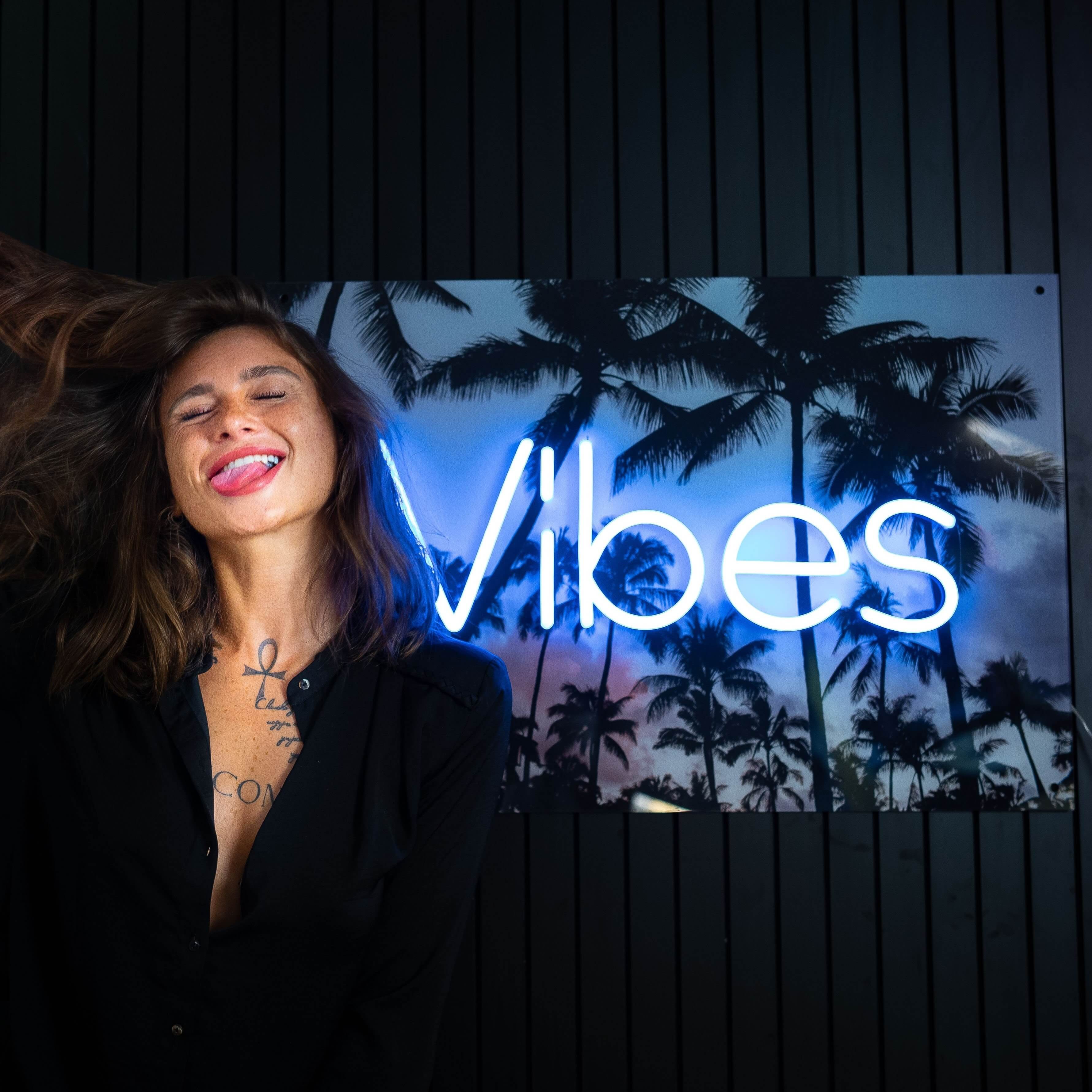 Vibes Neon Sign 🌴