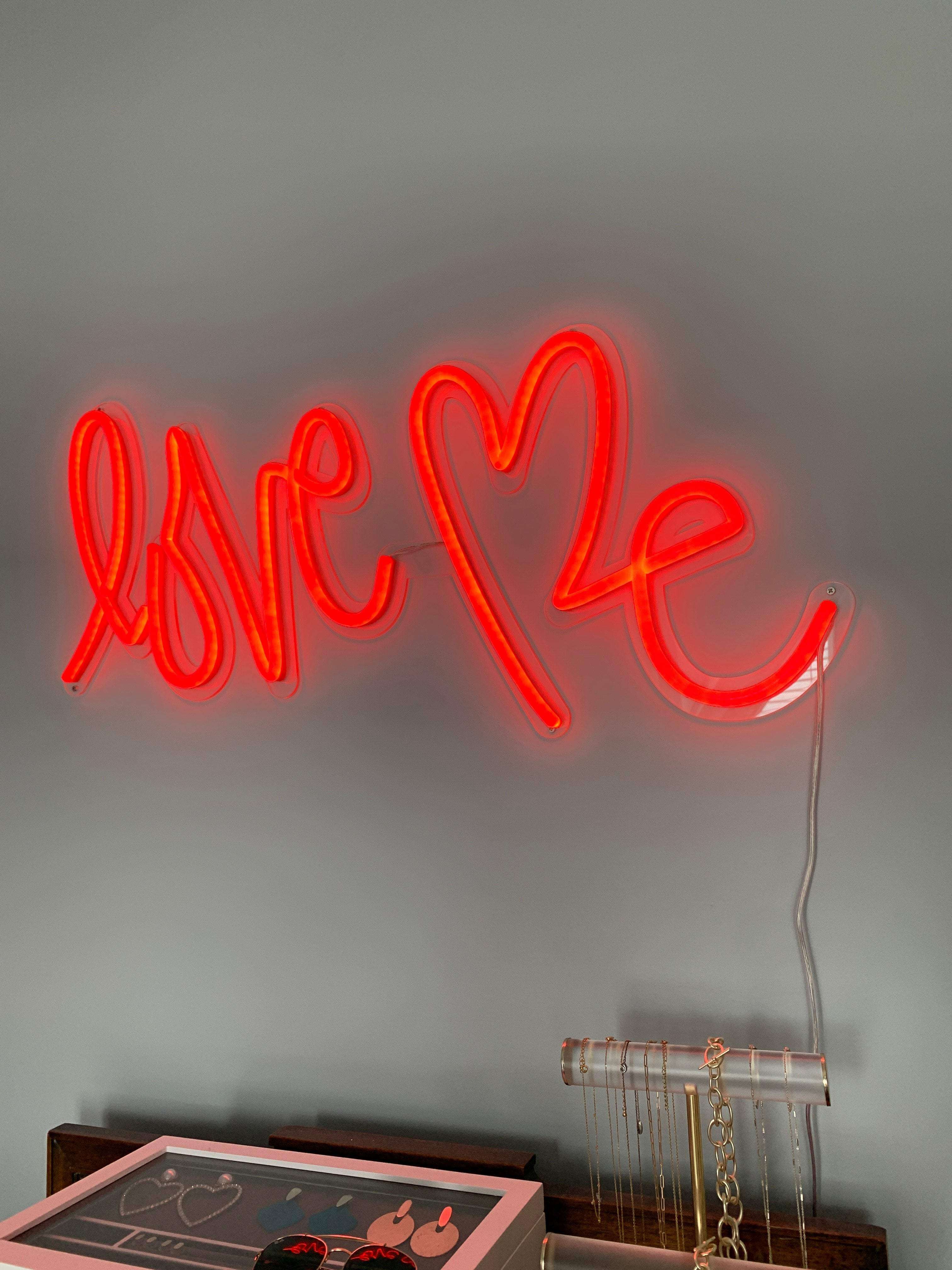 Love Me - Good Vibes Neon