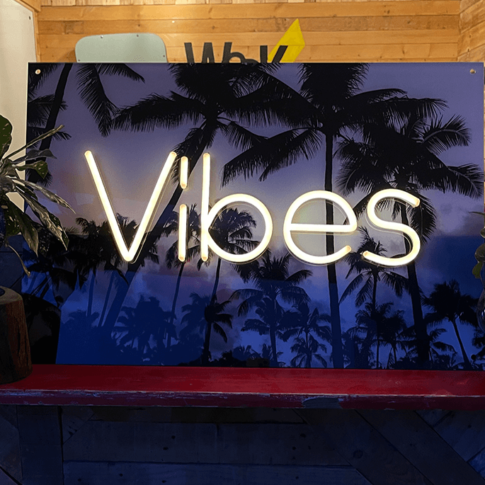 Vibes Neon Sign 🌴